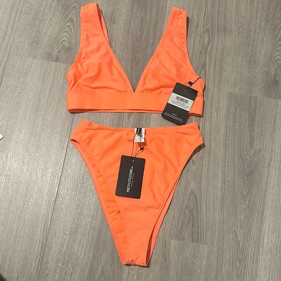 Bikini - Picture 1 of 3